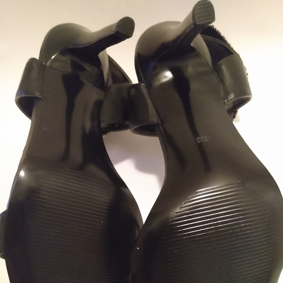 GUESS black ankle strap heels - Picture 7 of 7